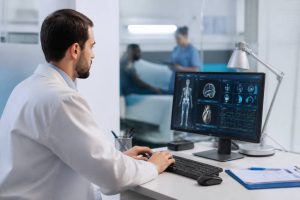 Se reconvertir dans les métiers de la santé numérique en 2026 : formations en ligne, alternance et financements disponibles
